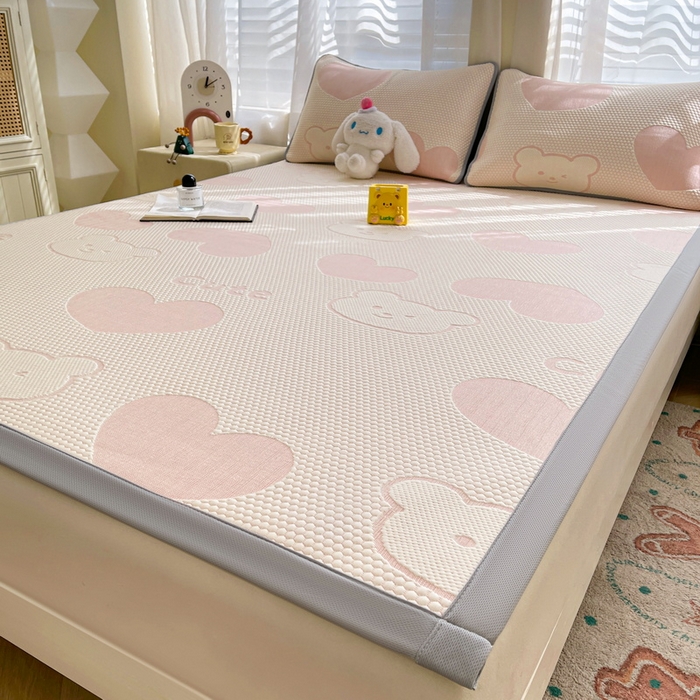 91家纺网 家纺一手货源 找家纺 小叮当家纺仓储工厂店 2025新款冰豆豆凉席冰丝席凉豆豆凉席-灵萌系列-床席款 灵萌条席-大爱心熊-粉