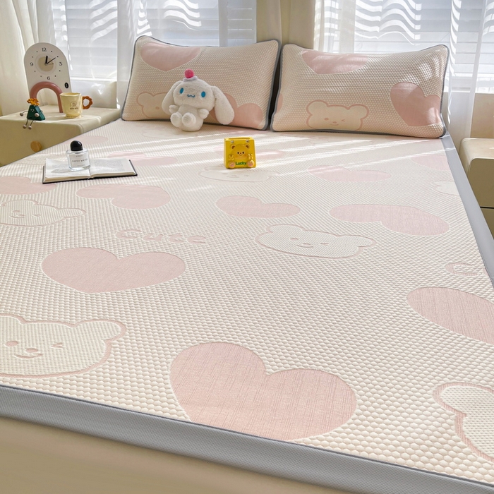 91家纺网 家纺一手货源 找家纺 小叮当家纺仓储工厂店 2025新款冰豆豆凉席冰丝席凉豆豆凉席-灵萌系列-床席款 灵萌条席-大爱心熊-粉