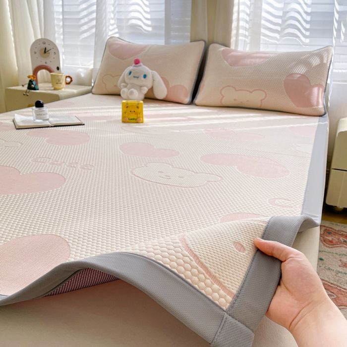 91家纺网 家纺一手货源 找家纺 小叮当家纺仓储工厂店 2025新款冰豆豆凉席冰丝席凉豆豆凉席-灵萌系列-床席款 灵萌条席-大爱心熊-粉