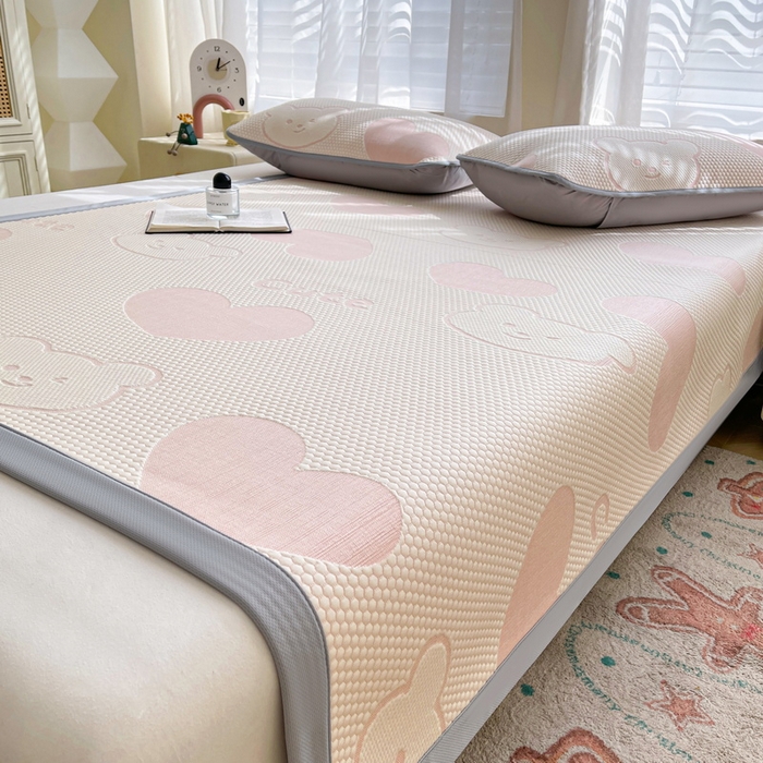 91家纺网 家纺一手货源 找家纺 小叮当家纺仓储工厂店 2025新款冰豆豆凉席冰丝席凉豆豆凉席-灵萌系列-床席款 灵萌条席-大爱心熊-粉