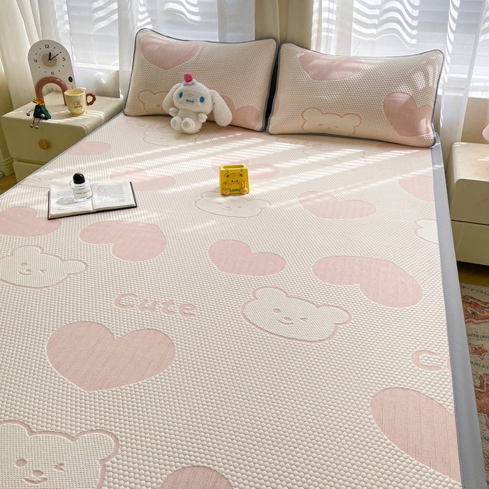 91家纺网 家纺一手货源 找家纺 小叮当家纺仓储工厂店 2025新款冰豆豆凉席冰丝席凉豆豆凉席-灵萌系列-床席款 灵萌条席-大爱心熊-粉