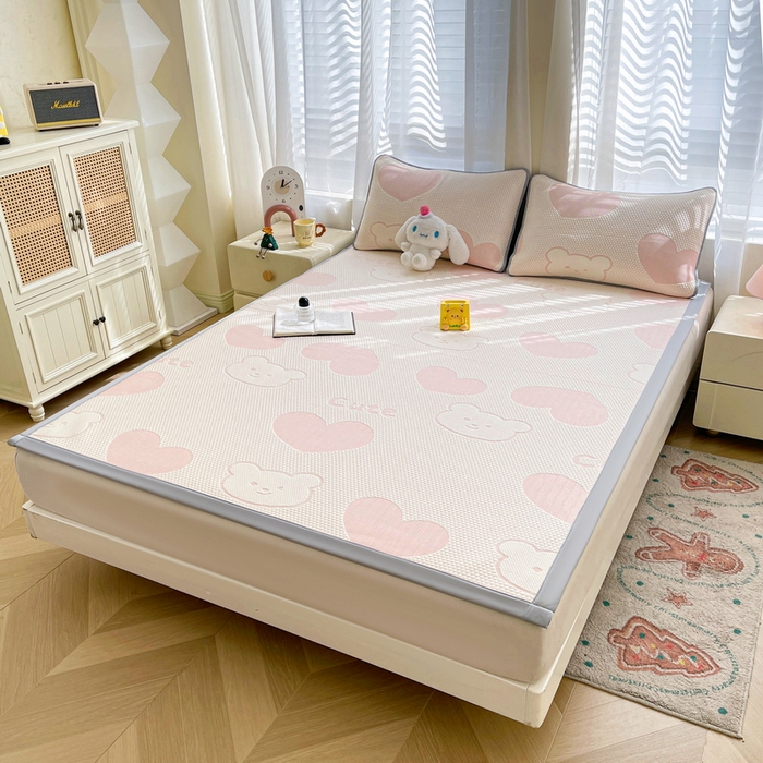 91家纺网 家纺一手货源 找家纺 小叮当家纺仓储工厂店 2025新款冰豆豆凉席冰丝席凉豆豆凉席-灵萌系列-床席款 灵萌条席-大爱心熊-粉