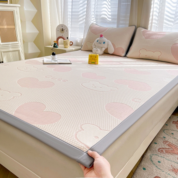 91家纺网 家纺一手货源 找家纺 小叮当家纺仓储工厂店 2025新款冰豆豆凉席冰丝席凉豆豆凉席-灵萌系列-床席款 灵萌条席-大爱心熊-粉