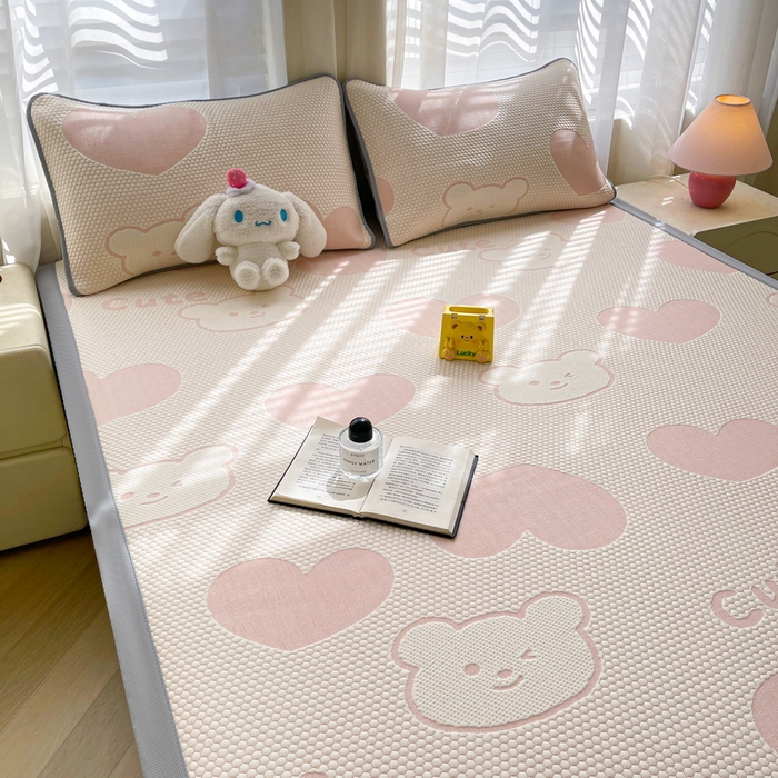 91家纺网 家纺一手货源 找家纺 小叮当家纺仓储工厂店 2025新款冰豆豆凉席冰丝席凉豆豆凉席-灵萌系列-床席款 灵萌条席-大爱心熊-粉