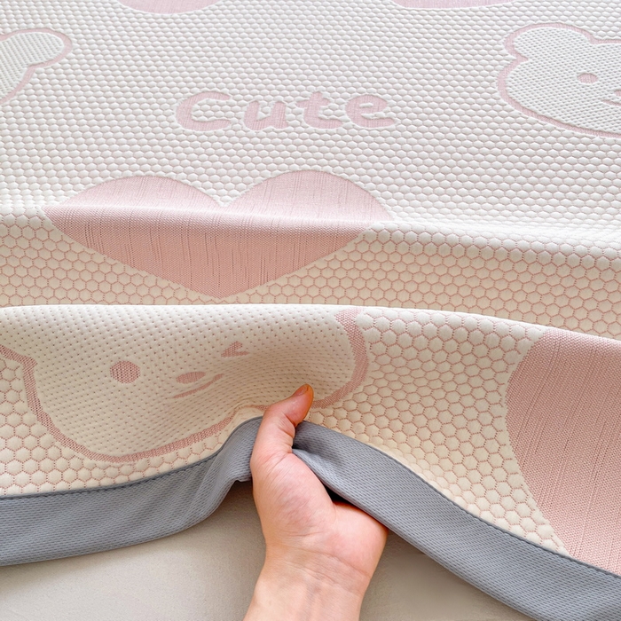 91家纺网 家纺一手货源 找家纺 小叮当家纺仓储工厂店 2025新款冰豆豆凉席冰丝席凉豆豆凉席-灵萌系列-床席款 灵萌条席-大爱心熊-粉