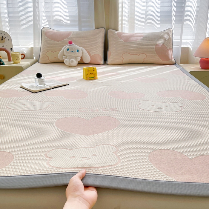 91家纺网 家纺一手货源 找家纺 小叮当家纺仓储工厂店 2025新款冰豆豆凉席冰丝席凉豆豆凉席-灵萌系列-床席款 灵萌条席-大爱心熊-粉