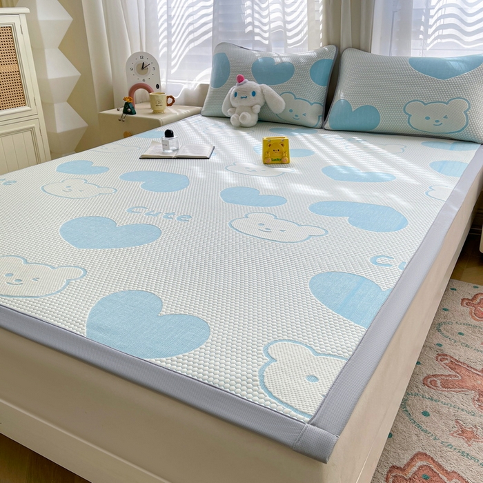 91家纺网 家纺一手货源 找家纺 小叮当家纺仓储工厂店 2025新款冰豆豆凉席冰丝席凉豆豆凉席-灵萌系列-床席款 灵萌条席-大爱心熊-蓝