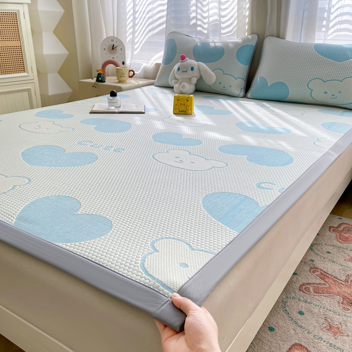 91家纺网 家纺一手货源 找家纺 小叮当家纺仓储工厂店 2025新款冰豆豆凉席冰丝席凉豆豆凉席-灵萌系列-床席款 灵萌条席-大爱心熊-蓝