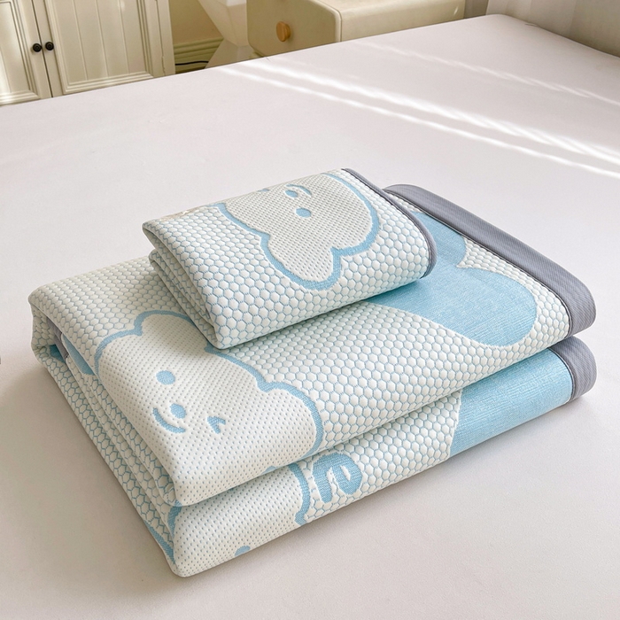 91家纺网 家纺一手货源 找家纺 小叮当家纺仓储工厂店 2025新款冰豆豆凉席冰丝席凉豆豆凉席-灵萌系列-床席款 灵萌条席-大爱心熊-蓝