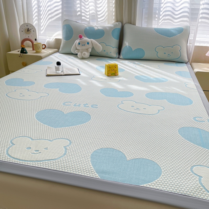 91家纺网 家纺一手货源 找家纺 小叮当家纺仓储工厂店 2025新款冰豆豆凉席冰丝席凉豆豆凉席-灵萌系列-床席款 灵萌条席-大爱心熊-蓝