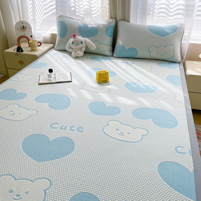 91家纺网 家纺一手货源 找家纺 小叮当家纺仓储工厂店 2025新款冰豆豆凉席冰丝席凉豆豆凉席-灵萌系列-床席款 灵萌条席-大爱心熊-蓝