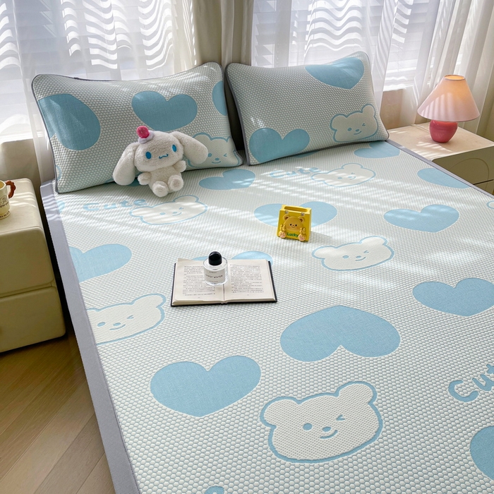 91家纺网 家纺一手货源 找家纺 小叮当家纺仓储工厂店 2025新款冰豆豆凉席冰丝席凉豆豆凉席-灵萌系列-床席款 灵萌条席-大爱心熊-蓝