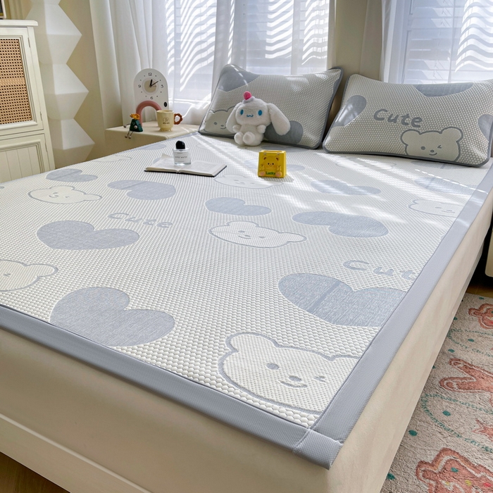 91家纺网 家纺一手货源 找家纺 小叮当家纺仓储工厂店 2025新款冰豆豆凉席冰丝席凉豆豆凉席-灵萌系列-床席款 灵萌条席-大爱心熊-灰