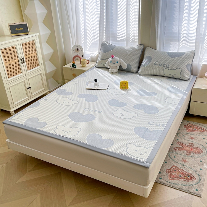 91家纺网 家纺一手货源 找家纺 小叮当家纺仓储工厂店 2025新款冰豆豆凉席冰丝席凉豆豆凉席-灵萌系列-床席款 灵萌条席-大爱心熊-灰