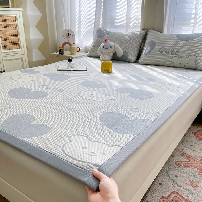 91家纺网 家纺一手货源 找家纺 小叮当家纺仓储工厂店 2025新款冰豆豆凉席冰丝席凉豆豆凉席-灵萌系列-床席款 灵萌条席-大爱心熊-灰