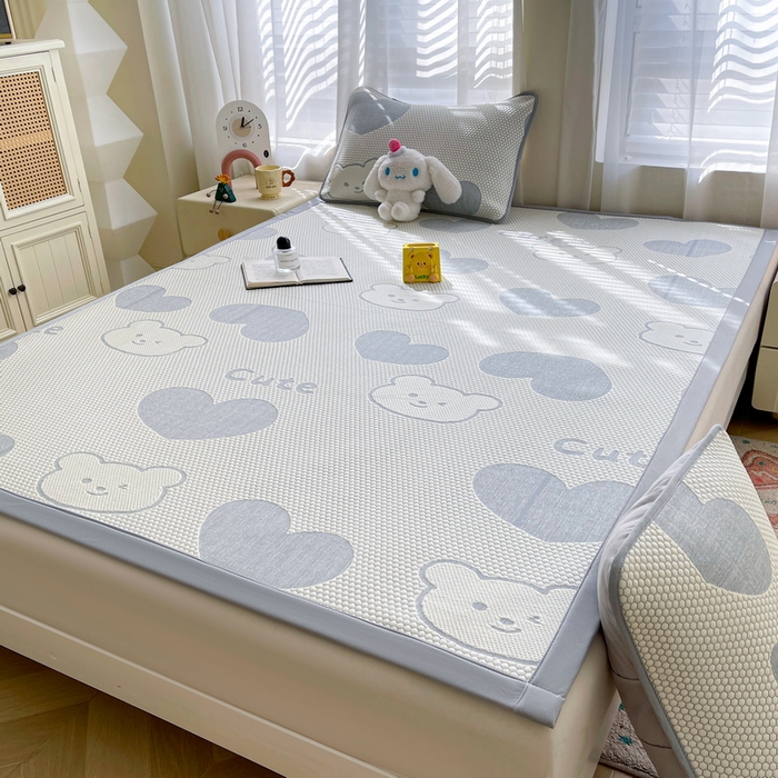 91家纺网 家纺一手货源 找家纺 小叮当家纺仓储工厂店 2025新款冰豆豆凉席冰丝席凉豆豆凉席-灵萌系列-床席款 灵萌条席-大爱心熊-灰