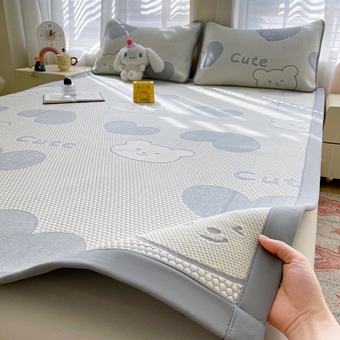 91家纺网 家纺一手货源 找家纺 小叮当家纺仓储工厂店 2025新款冰豆豆凉席冰丝席凉豆豆凉席-灵萌系列-床席款 灵萌条席-大爱心熊-灰