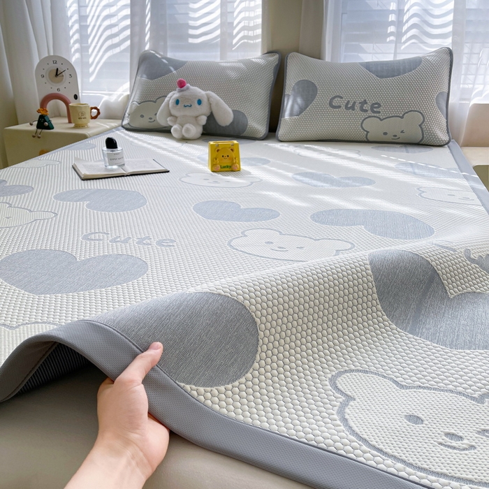 91家纺网 家纺一手货源 找家纺 小叮当家纺仓储工厂店 2025新款冰豆豆凉席冰丝席凉豆豆凉席-灵萌系列-床席款 灵萌条席-大爱心熊-灰