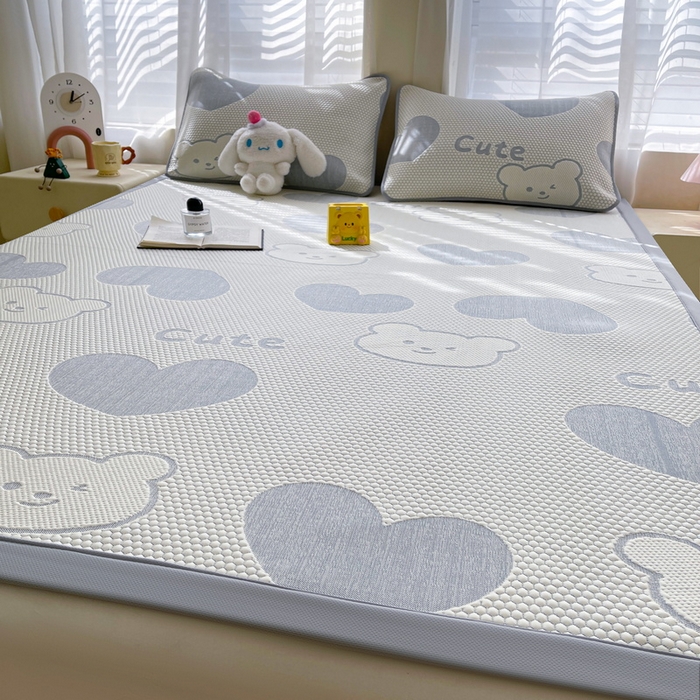 91家纺网 家纺一手货源 找家纺 小叮当家纺仓储工厂店 2025新款冰豆豆凉席冰丝席凉豆豆凉席-灵萌系列-床席款 灵萌条席-大爱心熊-灰