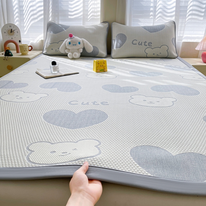 91家纺网 家纺一手货源 找家纺 小叮当家纺仓储工厂店 2025新款冰豆豆凉席冰丝席凉豆豆凉席-灵萌系列-床席款 灵萌条席-大爱心熊-灰