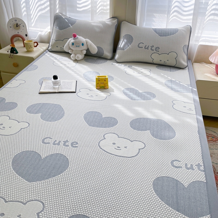 91家纺网 家纺一手货源 找家纺 小叮当家纺仓储工厂店 2025新款冰豆豆凉席冰丝席凉豆豆凉席-灵萌系列-床席款 灵萌条席-大爱心熊-灰