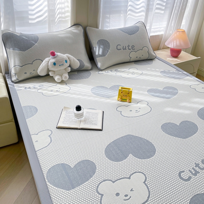 91家纺网 家纺一手货源 找家纺 小叮当家纺仓储工厂店 2025新款冰豆豆凉席冰丝席凉豆豆凉席-灵萌系列-床席款 灵萌条席-大爱心熊-灰