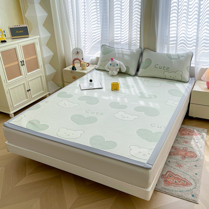 91家纺网 家纺一手货源 找家纺 小叮当家纺仓储工厂店 2025新款冰豆豆凉席冰丝席凉豆豆凉席-灵萌系列-床席款 灵萌条席-大爱心熊-绿