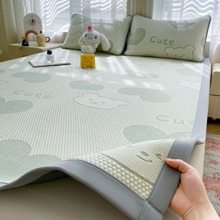 91家纺网 家纺一手货源 找家纺 小叮当家纺仓储工厂店 2025新款冰豆豆凉席冰丝席凉豆豆凉席-灵萌系列-床席款 灵萌条席-大爱心熊-绿