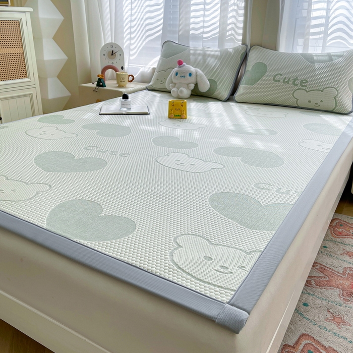 91家纺网 家纺一手货源 找家纺 小叮当家纺仓储工厂店 2025新款冰豆豆凉席冰丝席凉豆豆凉席-灵萌系列-床席款 灵萌条席-大爱心熊-绿