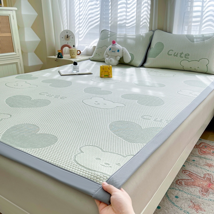 91家纺网 家纺一手货源 找家纺 小叮当家纺仓储工厂店 2025新款冰豆豆凉席冰丝席凉豆豆凉席-灵萌系列-床席款 灵萌条席-大爱心熊-绿