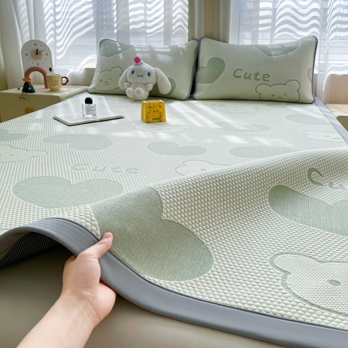 91家纺网 家纺一手货源 找家纺 小叮当家纺仓储工厂店 2025新款冰豆豆凉席冰丝席凉豆豆凉席-灵萌系列-床席款 灵萌条席-大爱心熊-绿