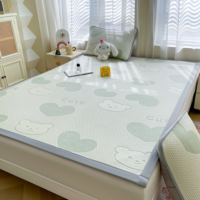 91家纺网 家纺一手货源 找家纺 小叮当家纺仓储工厂店 2025新款冰豆豆凉席冰丝席凉豆豆凉席-灵萌系列-床席款 灵萌条席-大爱心熊-绿