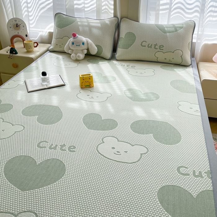 91家纺网 家纺一手货源 找家纺 小叮当家纺仓储工厂店 2025新款冰豆豆凉席冰丝席凉豆豆凉席-灵萌系列-床席款 灵萌条席-大爱心熊-绿