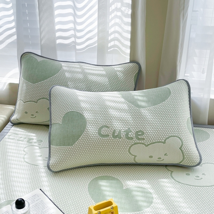 91家纺网 家纺一手货源 找家纺 小叮当家纺仓储工厂店 2025新款冰豆豆凉席冰丝席凉豆豆凉席-灵萌系列-床席款 灵萌条席-大爱心熊-绿