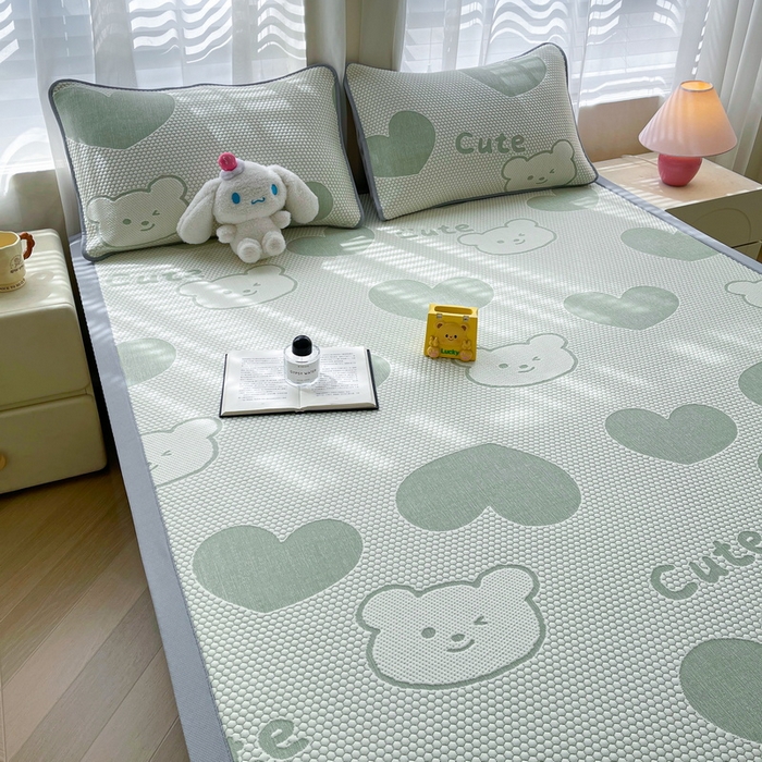 91家纺网 家纺一手货源 找家纺 小叮当家纺仓储工厂店 2025新款冰豆豆凉席冰丝席凉豆豆凉席-灵萌系列-床席款 灵萌条席-大爱心熊-绿