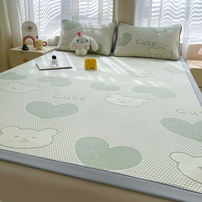 91家纺网 家纺一手货源 找家纺 小叮当家纺仓储工厂店 2025新款冰豆豆凉席冰丝席凉豆豆凉席-灵萌系列-床席款 灵萌条席-大爱心熊-绿