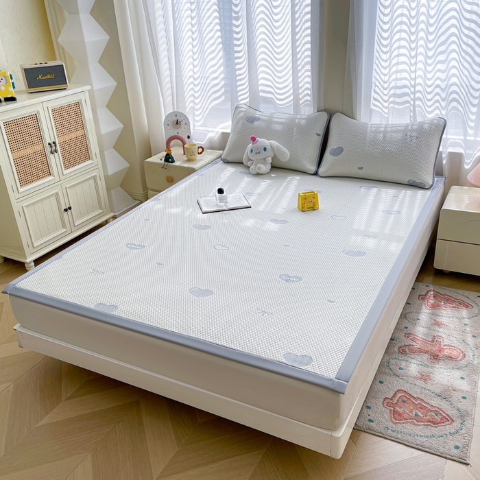 91家纺网 家纺一手货源 找家纺 小叮当家纺仓储工厂店 2025新款冰豆豆凉席冰丝席凉豆豆凉席-灵萌系列-床席款 灵萌条席-爱心蝴蝶结-灰