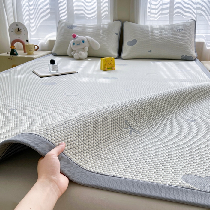 91家纺网 家纺一手货源 找家纺 小叮当家纺仓储工厂店 2025新款冰豆豆凉席冰丝席凉豆豆凉席-灵萌系列-床席款 灵萌条席-爱心蝴蝶结-灰