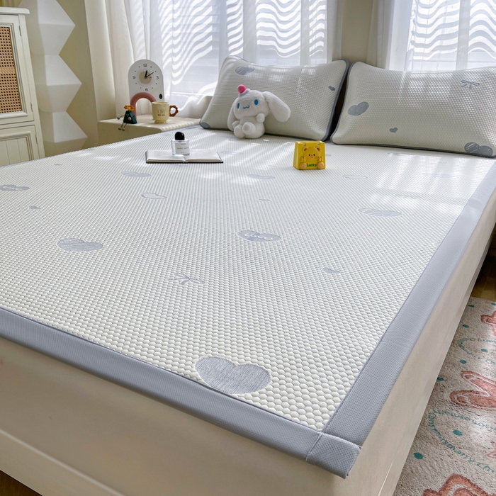 91家纺网 家纺一手货源 找家纺 小叮当家纺仓储工厂店 2025新款冰豆豆凉席冰丝席凉豆豆凉席-灵萌系列-床席款 灵萌条席-爱心蝴蝶结-灰