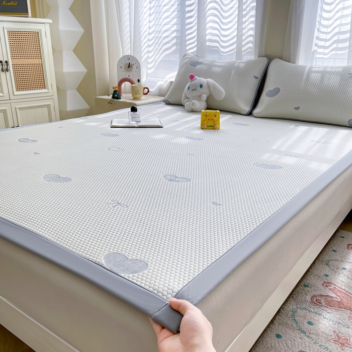 91家纺网 家纺一手货源 找家纺 小叮当家纺仓储工厂店 2025新款冰豆豆凉席冰丝席凉豆豆凉席-灵萌系列-床席款 灵萌条席-爱心蝴蝶结-灰