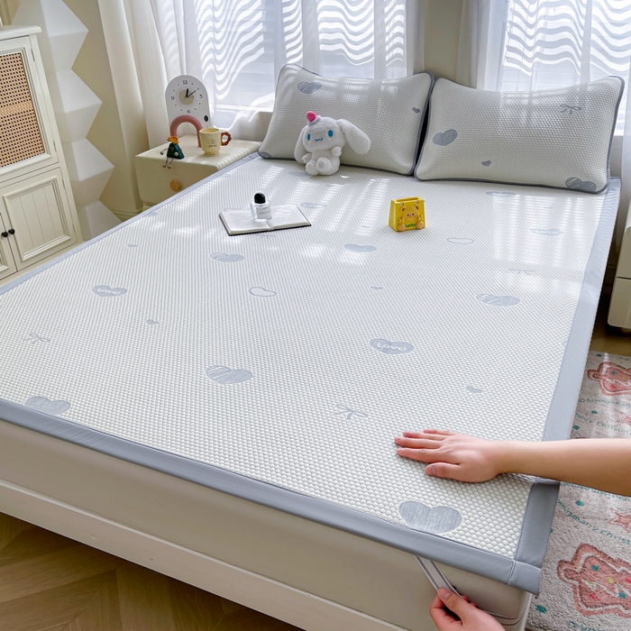 91家纺网 家纺一手货源 找家纺 小叮当家纺仓储工厂店 2025新款冰豆豆凉席冰丝席凉豆豆凉席-灵萌系列-床席款 灵萌条席-爱心蝴蝶结-灰