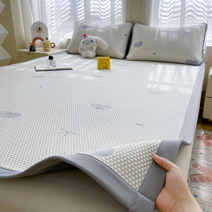 91家纺网 家纺一手货源 找家纺 小叮当家纺仓储工厂店 2025新款冰豆豆凉席冰丝席凉豆豆凉席-灵萌系列-床席款 灵萌条席-爱心蝴蝶结-灰