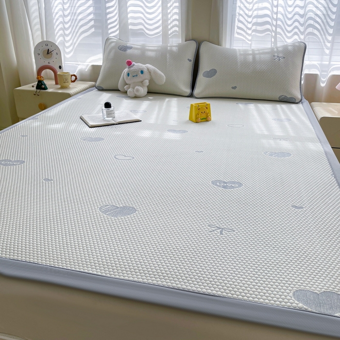 91家纺网 家纺一手货源 找家纺 小叮当家纺仓储工厂店 2025新款冰豆豆凉席冰丝席凉豆豆凉席-灵萌系列-床席款 灵萌条席-爱心蝴蝶结-灰