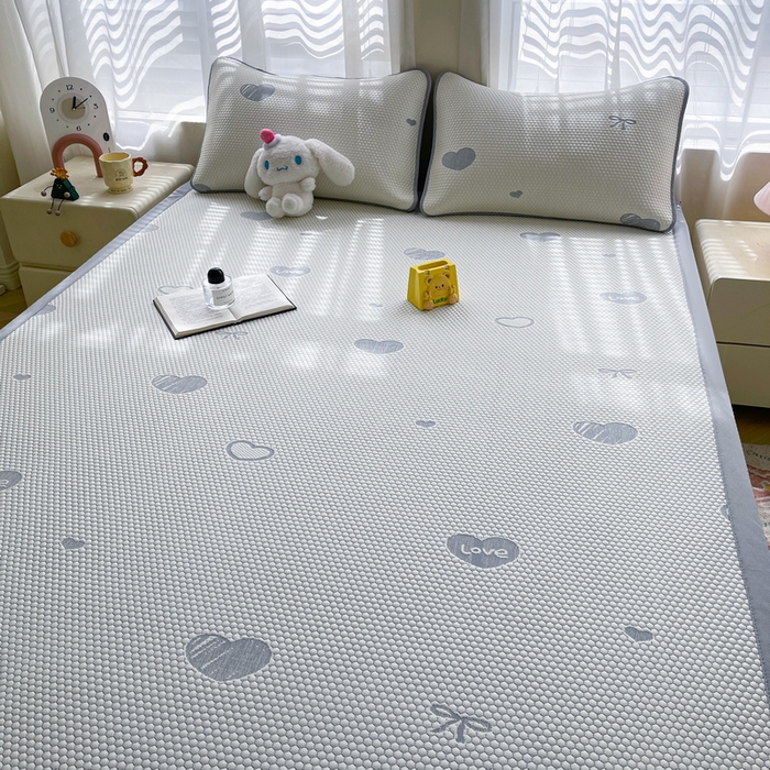 91家纺网 家纺一手货源 找家纺 小叮当家纺仓储工厂店 2025新款冰豆豆凉席冰丝席凉豆豆凉席-灵萌系列-床席款 灵萌条席-爱心蝴蝶结-灰