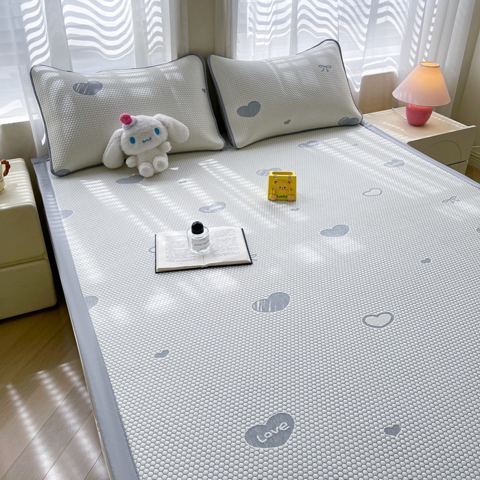 91家纺网 家纺一手货源 找家纺 小叮当家纺仓储工厂店 2025新款冰豆豆凉席冰丝席凉豆豆凉席-灵萌系列-床席款 灵萌条席-爱心蝴蝶结-灰