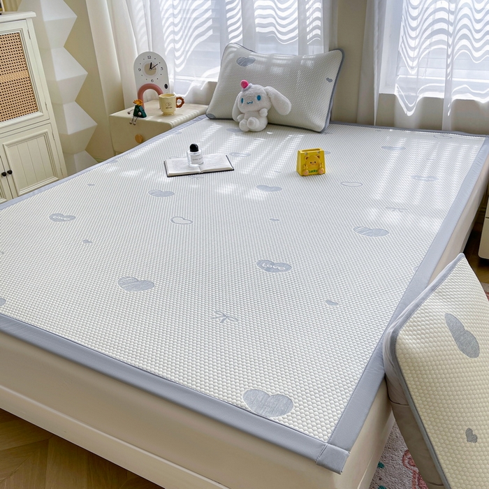 91家纺网 家纺一手货源 找家纺 小叮当家纺仓储工厂店 2025新款冰豆豆凉席冰丝席凉豆豆凉席-灵萌系列-床席款 灵萌条席-爱心蝴蝶结-灰