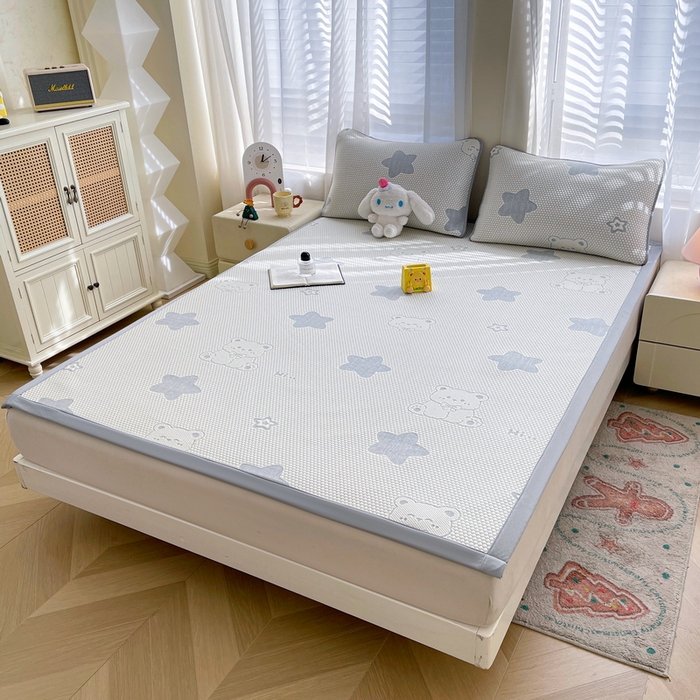 91家纺网 家纺一手货源 找家纺 小叮当家纺仓储工厂店 2025新款冰豆豆凉席冰丝席凉豆豆凉席-灵萌系列-床席款 灵萌条席-星嗨熊-灰