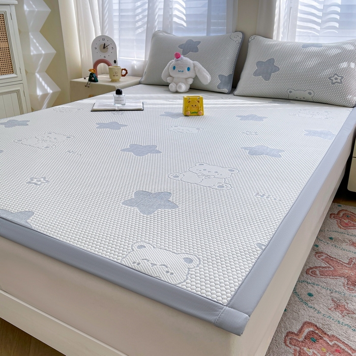 91家纺网 家纺一手货源 找家纺 小叮当家纺仓储工厂店 2025新款冰豆豆凉席冰丝席凉豆豆凉席-灵萌系列-床席款 灵萌条席-星嗨熊-灰