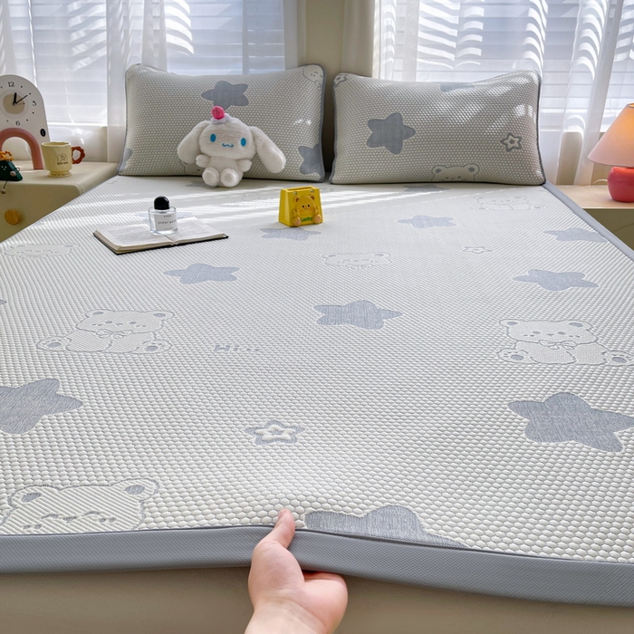 91家纺网 家纺一手货源 找家纺 小叮当家纺仓储工厂店 2025新款冰豆豆凉席冰丝席凉豆豆凉席-灵萌系列-床席款 灵萌条席-星嗨熊-灰