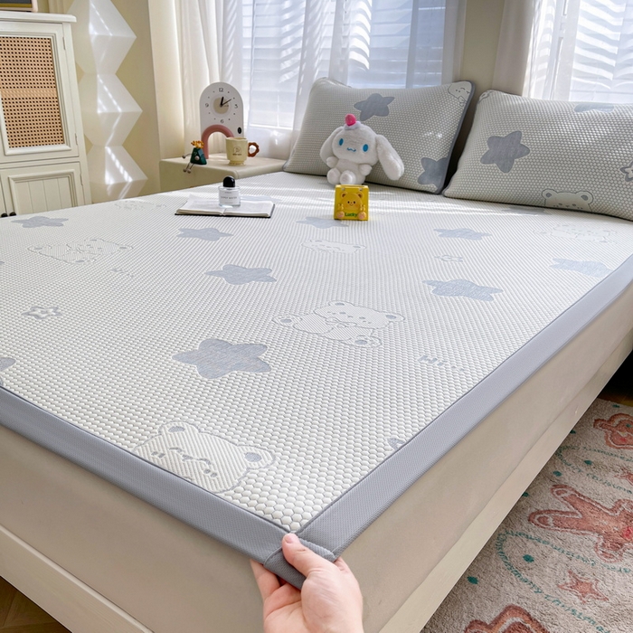 91家纺网 家纺一手货源 找家纺 小叮当家纺仓储工厂店 2025新款冰豆豆凉席冰丝席凉豆豆凉席-灵萌系列-床席款 灵萌条席-星嗨熊-灰